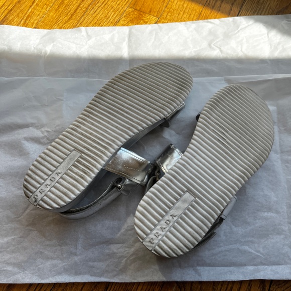 Metallic silver chrome PRADA slingback sandals - Picture 4 of 6